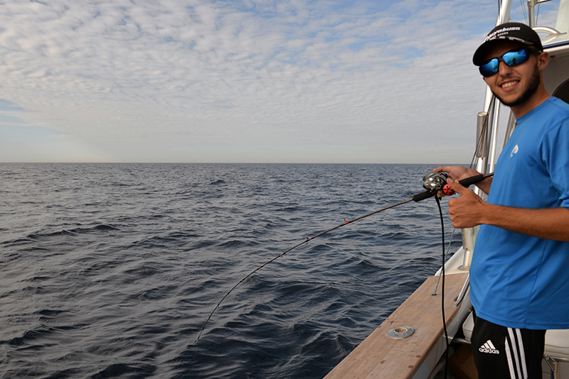 Nicolas en train de pêcher à 160 m de fond avec un inchiku Kick Bottom Hayabusa de 150 g